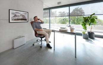 mężczyzna siedzący na brązowym eleganckim fotelu biurowym