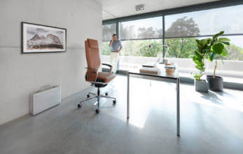 elegancki brązowy fotel biurowy na tle betonowej ściany