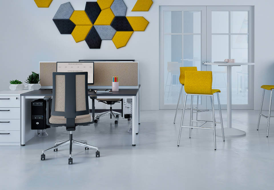 jasne biuro z nowoczesnymi meblami i wysokimi żółtymi krzesłami