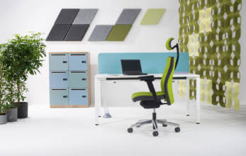 jasny open space z nowoczesnym stanowiskiem pracy białym biurkiem i zielonym ergonomicznym fotelem z zagłówkiem